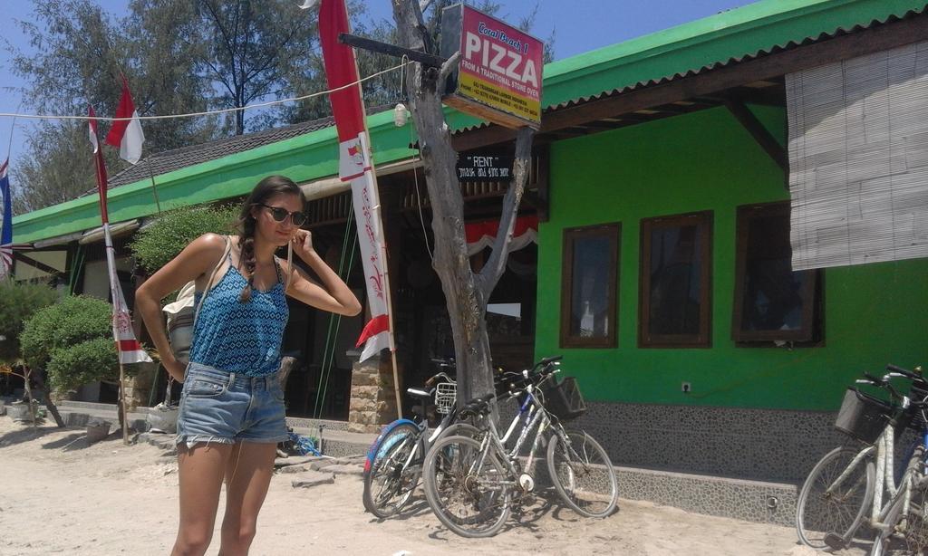 Coral Beach Pizza Cottages Gili Trawangan Exterior foto