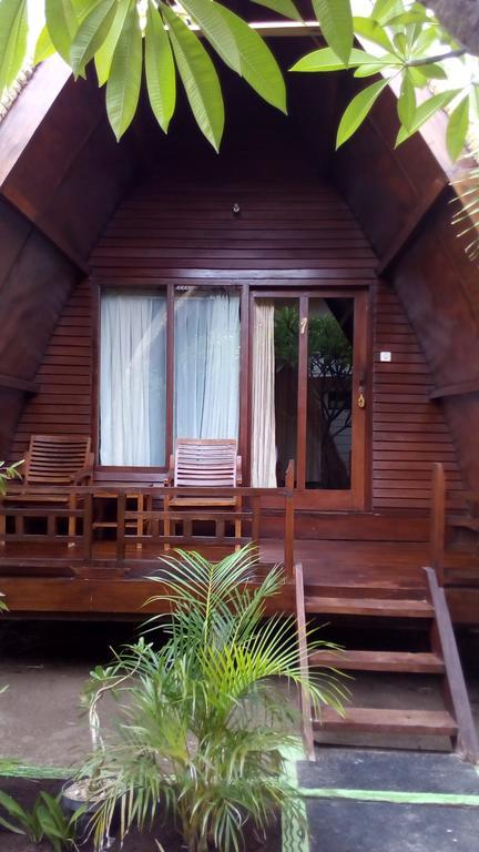 Coral Beach Pizza Cottages Gili Trawangan Exterior foto