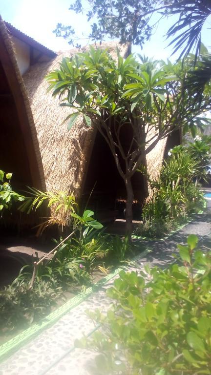 Coral Beach Pizza Cottages Gili Trawangan Exterior foto