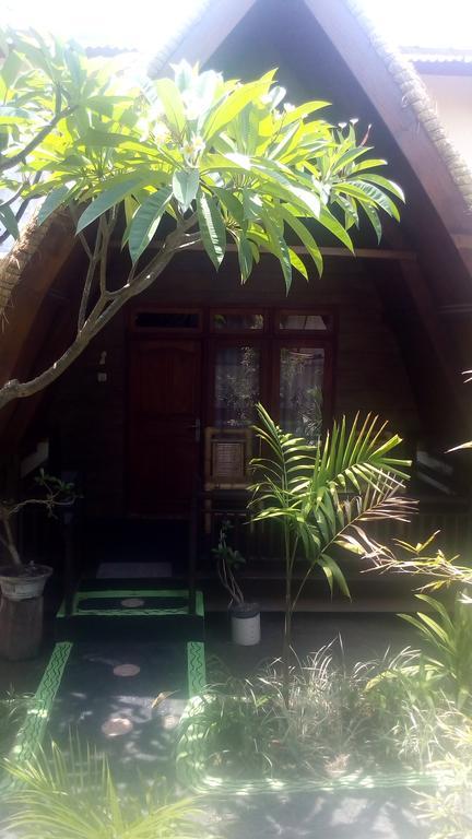 Coral Beach Pizza Cottages Gili Trawangan Exterior foto
