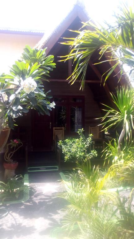Coral Beach Pizza Cottages Gili Trawangan Exterior foto