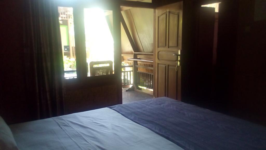 Coral Beach Pizza Cottages Gili Trawangan Exterior foto