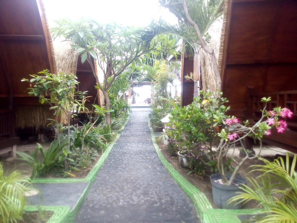 Coral Beach Pizza Cottages Gili Trawangan Exterior foto