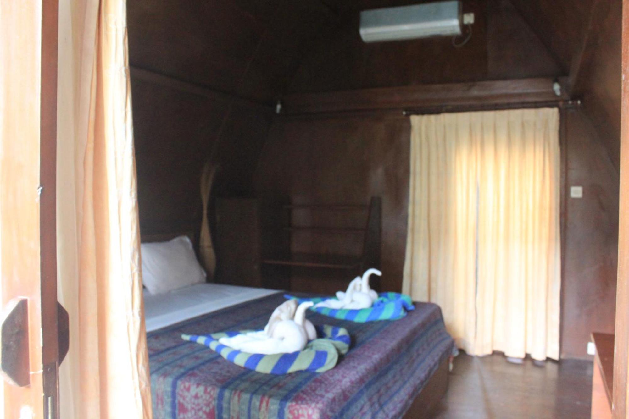 Coral Beach Pizza Cottages Gili Trawangan Exterior foto