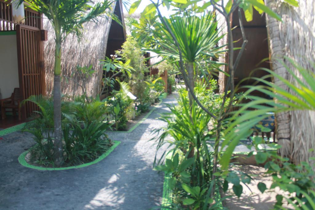Coral Beach Pizza Cottages Gili Trawangan Exterior foto