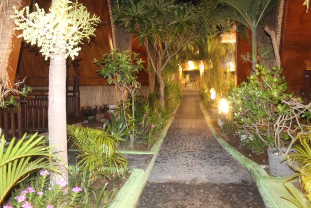 Coral Beach Pizza Cottages Gili Trawangan Exterior foto