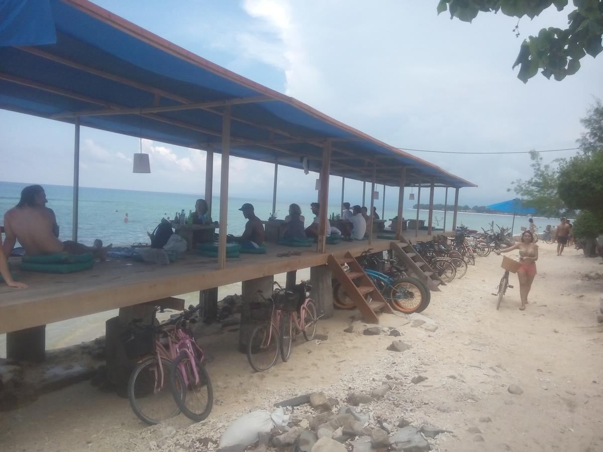 Coral Beach Pizza Cottages Gili Trawangan Exterior foto